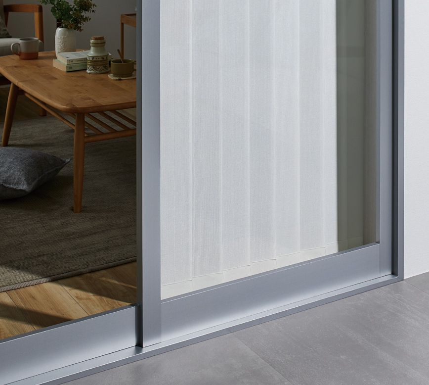 外からの視線も気にならない！ レース付きのバーチカルブラインド｜お