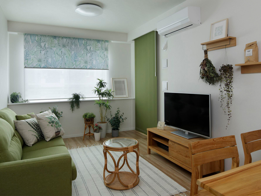 白を基調としたシンプルインテリアに、ボタニカルなスパイスが心地よいお部屋|お役立ちコラム|タチカワブラインド